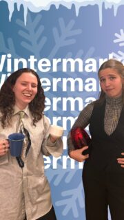 Dearest Inis,
it’s that time of year again punch: mulled wine and cozy get-togethers are calling! And the DSi is absolutely in the mood, so we warmly invite you to our Winter Market at the Trafos on Thursday, December 11th, from 6:00 PM onward 🎄🪑.

Every corner holds something different to discover: from craft stations to amateur glühpong competitions to hobby model builders. In between: snacks, good vibes, and red-green decorations all around 🦜😋.

Important: We’ll be hosting our Mug Contest, so please bring your own cup/mug from home! ☕️🧞 The more unique, chaotic or beautiful it is, the better! We’ve gone all out for the prizes, you’ll have to see for yourselves.

We can’t wait to celebrate the end of the year with you.
See you on December 11th from 6 PM 

your DSi 🫶🏼

Liebste Inis,
es ist wieder soweit: Punsch, Glühwein und gemütliches Beisammensein stehen vor der Tür! Und auch wir beim DSi sind bereit, daher laden wir euch herzlich zu unserem Wintermarkt in den Trafos am Donnerstag, den 11.12., ab 18:00 Uhr ein 🎄🪑.

In jeder Ecke gibt es etwas Neues zu entdecken: von Bastelstationen über Amateur-Glühpong bis hin zu Hobby-Modellbau. Dazwischen erwarten euch Snacks, gute Stimmung und rot-grüne Deko 🦜😋.

Wichtig: Wir veranstalten einen Tassen-Contest, also bitte bringt eure eigene Tasse/Becher von Zuhause mit! ☕️🧞 Je verrückter, schöner oder peinlicher, desto besser! Bei den Preisen haben wir keine Mühen gescheut, überzeugt euch selbst!

Wir freuen uns darauf, das Jahr gemeinsam mit euch ausklingen zu lassen.
Bis Donnerstag, 11.12., ab 18 Uhr

euer DSi 🫶🏼